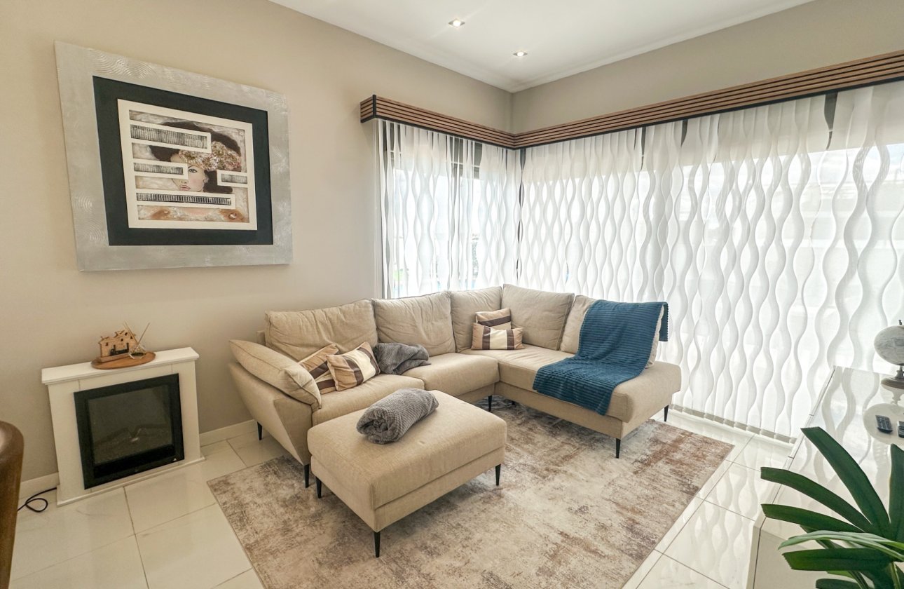 Resale - Villa -
Orihuela Costa - Costa Blanca