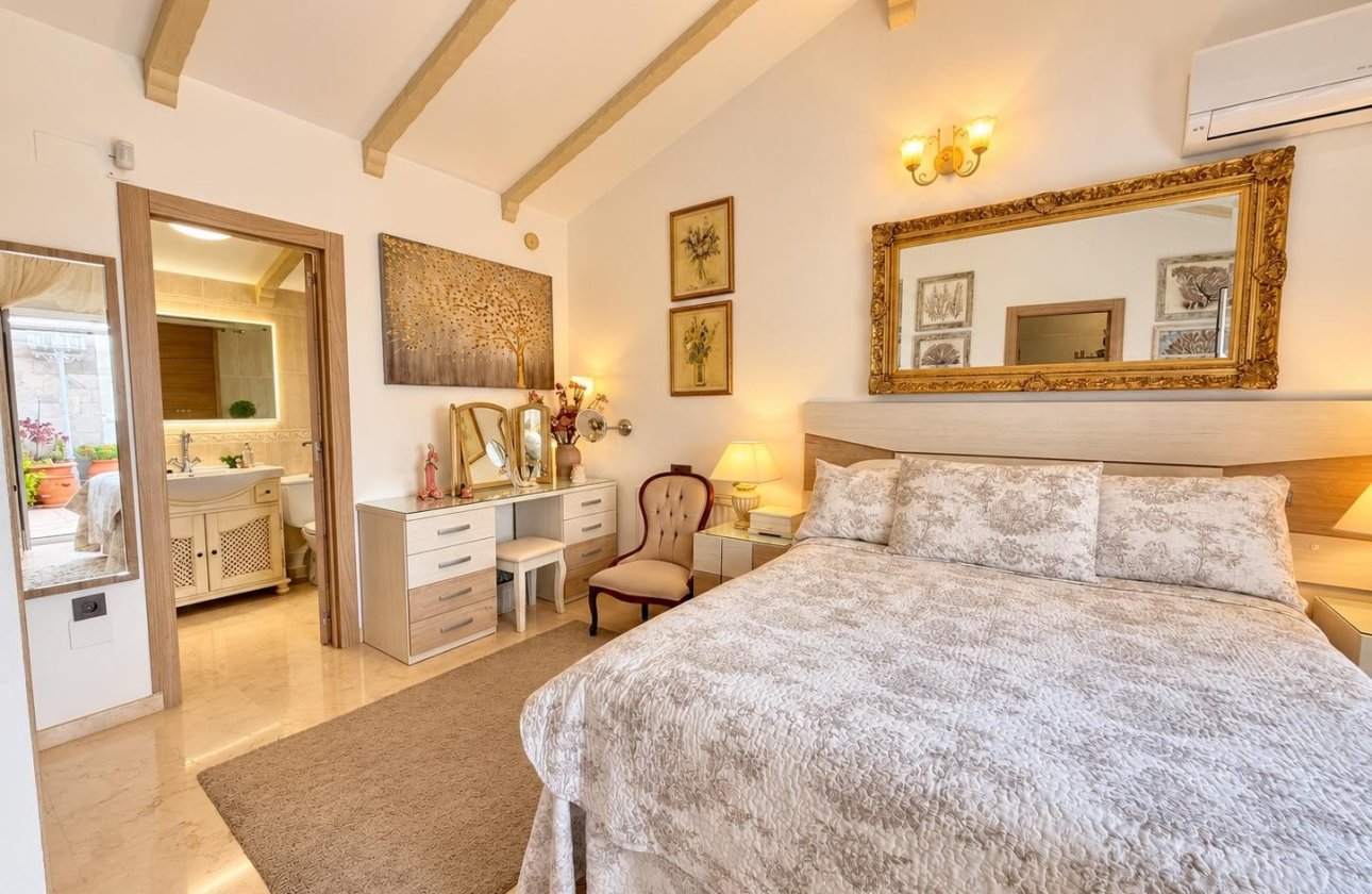 Resale - Villa -
Orihuela Costa - Costa Blanca