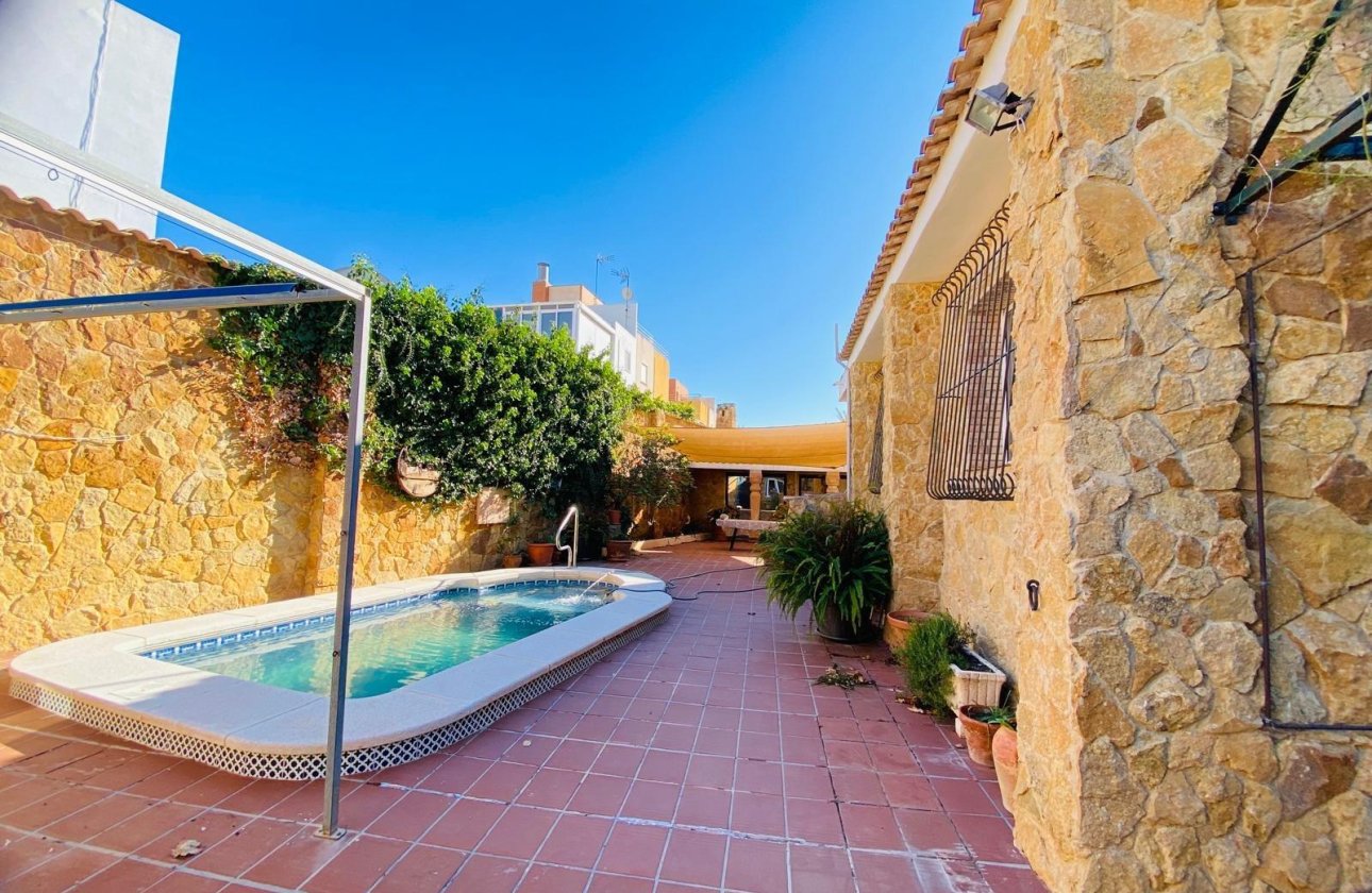 Resale - Villa -
Orihuela Costa - La Florida