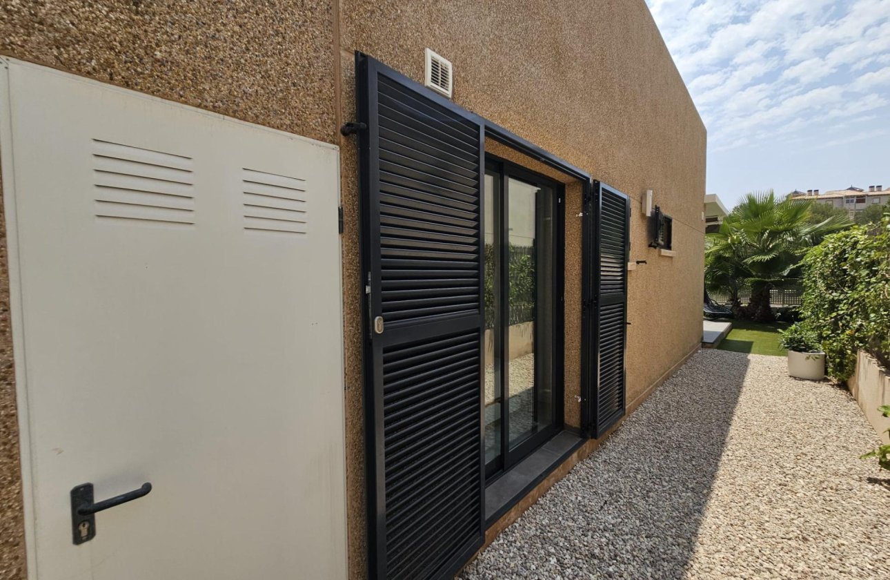 Resale - Villa -
Orihuela Costa - La Regia