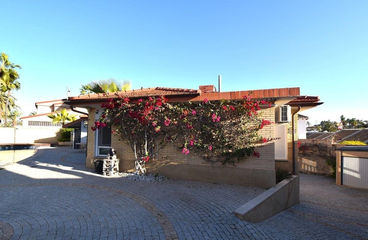 Resale - Villa -
Orihuela Costa - La Zenia