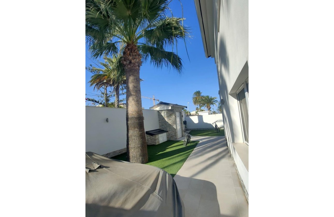 Resale - Villa -
Orihuela Costa - La Zenia