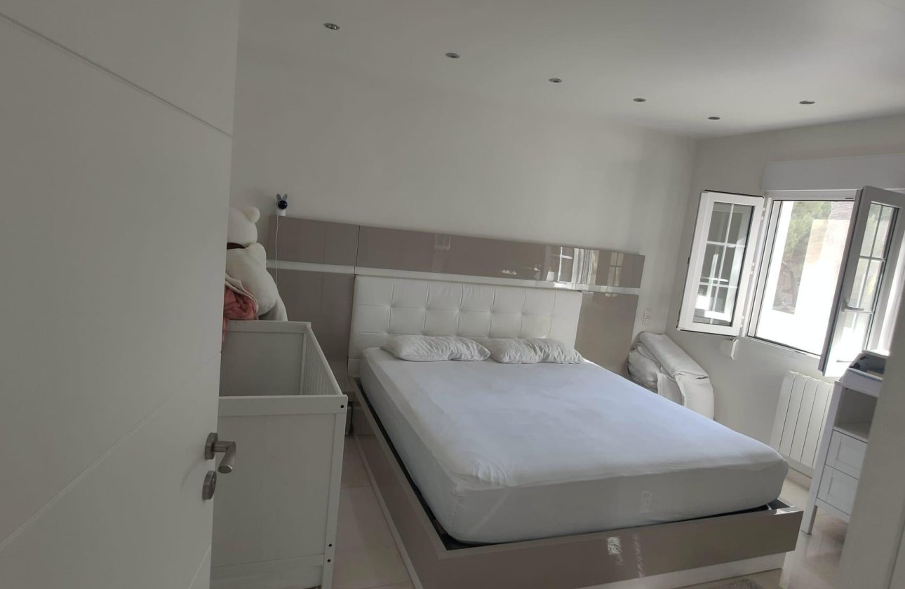 Resale - Villa -
Orihuela Costa - La Zenia