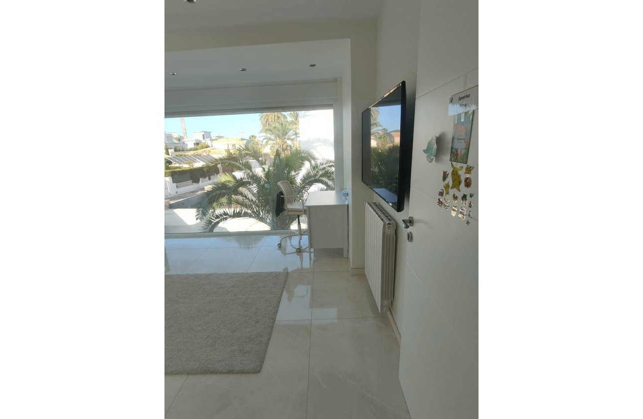 Resale - Villa -
Orihuela Costa - La Zenia