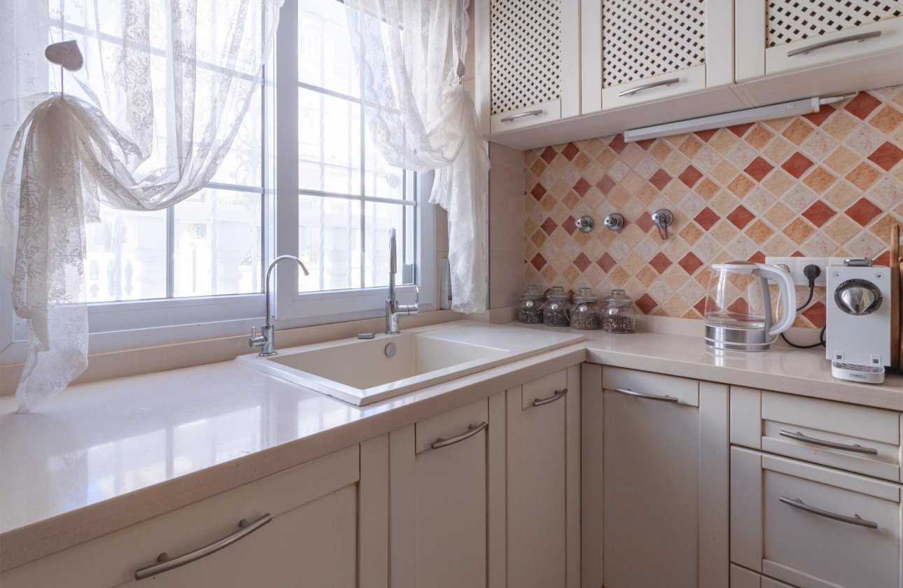 Resale - Villa -
Orihuela Costa - Los Almendros-la Florida