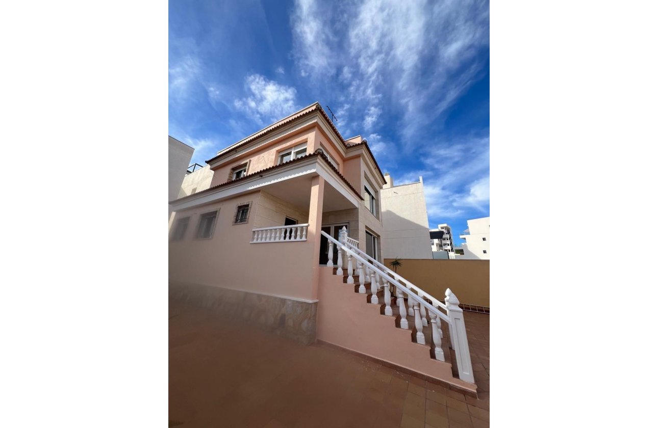 Resale - Villa -
Orihuela Costa - Villamartín-las Filipinas