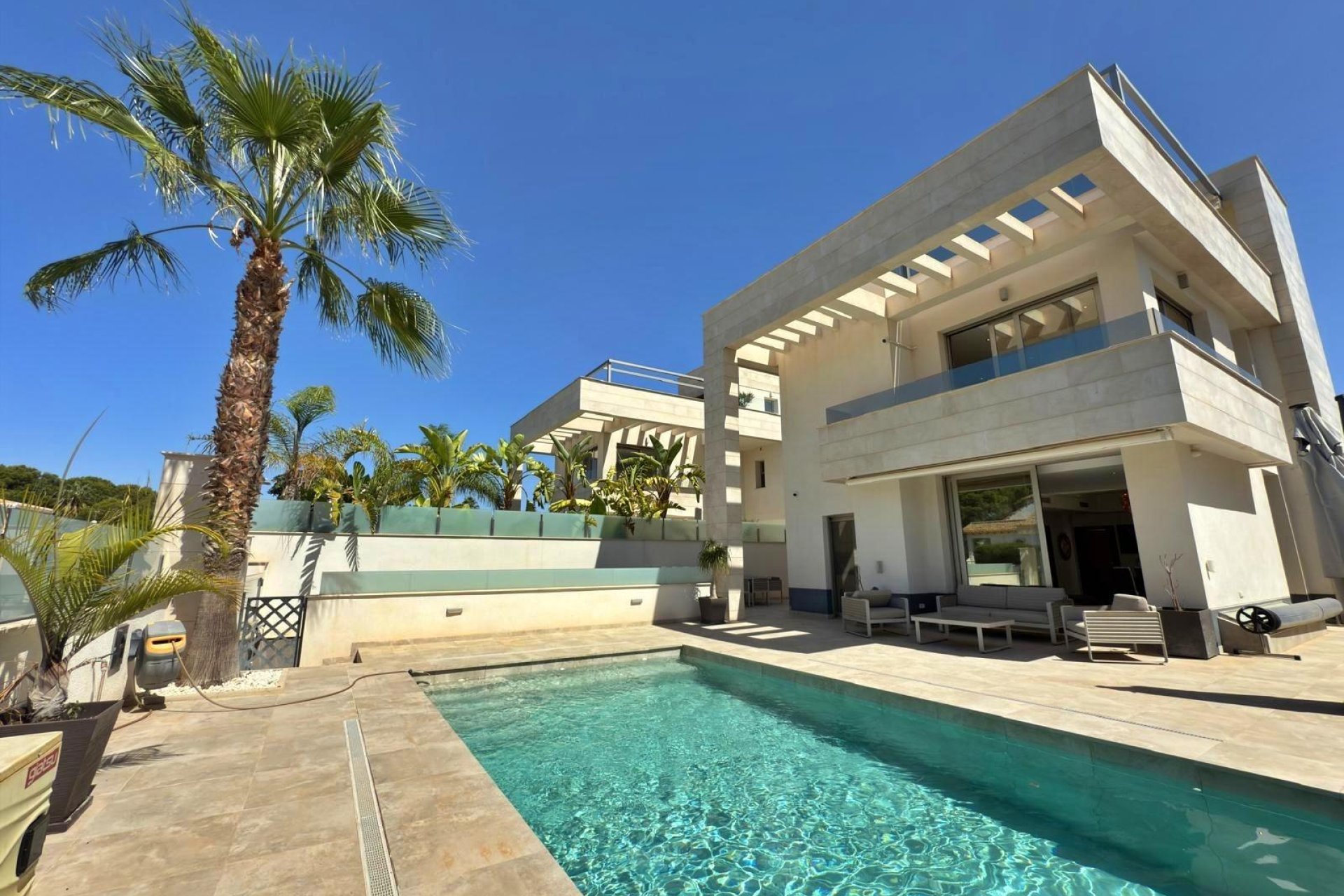 Resale - Villa -
Orihuela Costa - Villamartín