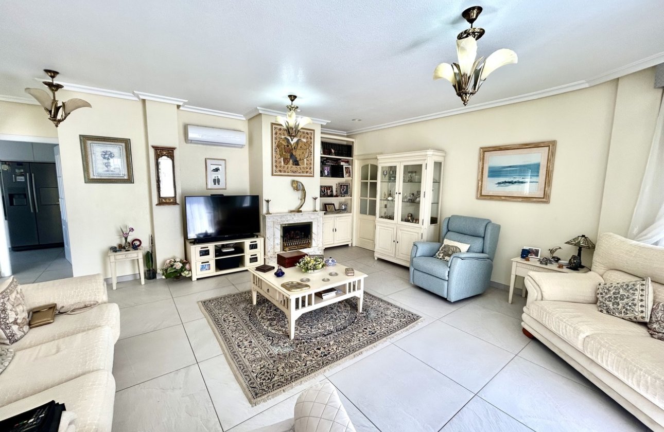 Resale - Villa -
Pinar de Campoverde - Inland