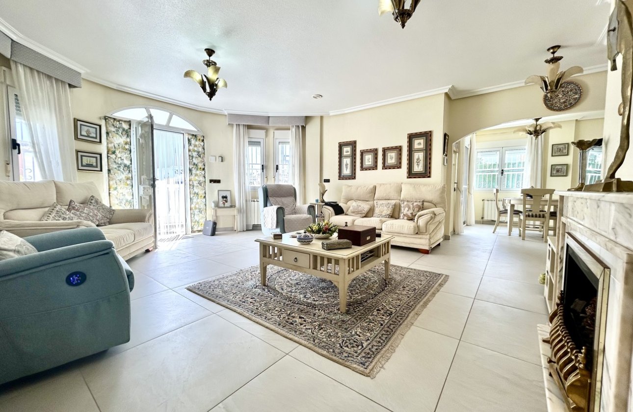 Resale - Villa -
Pinar de Campoverde - Inland