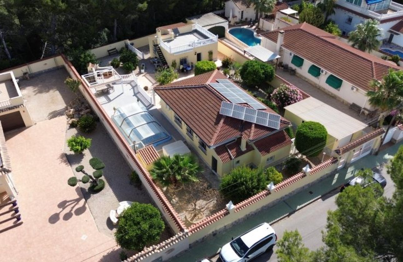 Resale - Villa -
Pinar de Campoverde - Inland