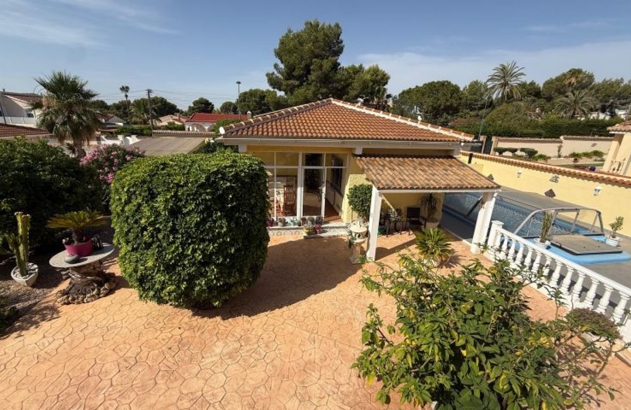 Resale - Villa -
Pinar de Campoverde - Inland