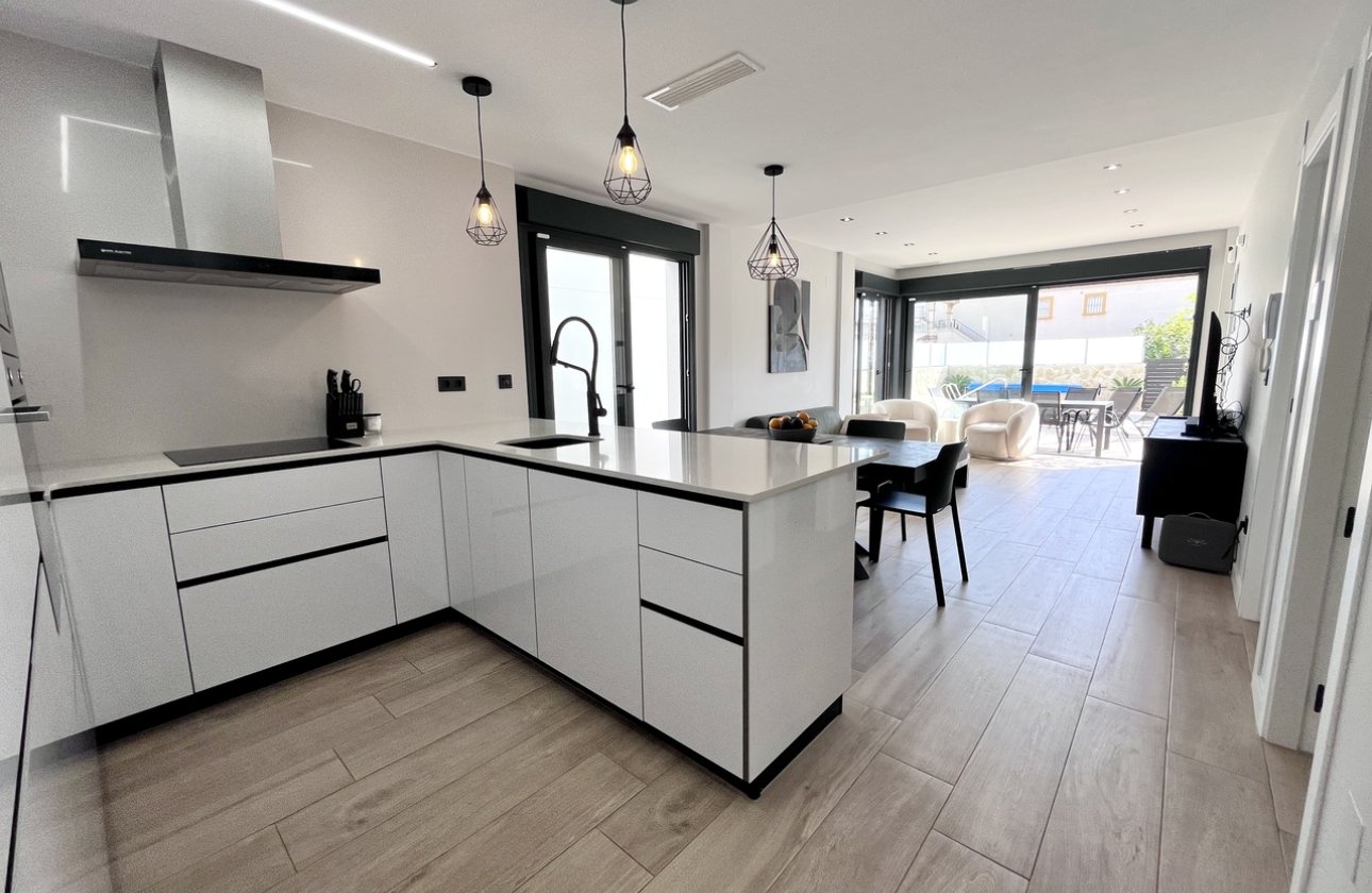 Resale - Villa -
Punta Prima - Costa Blanca