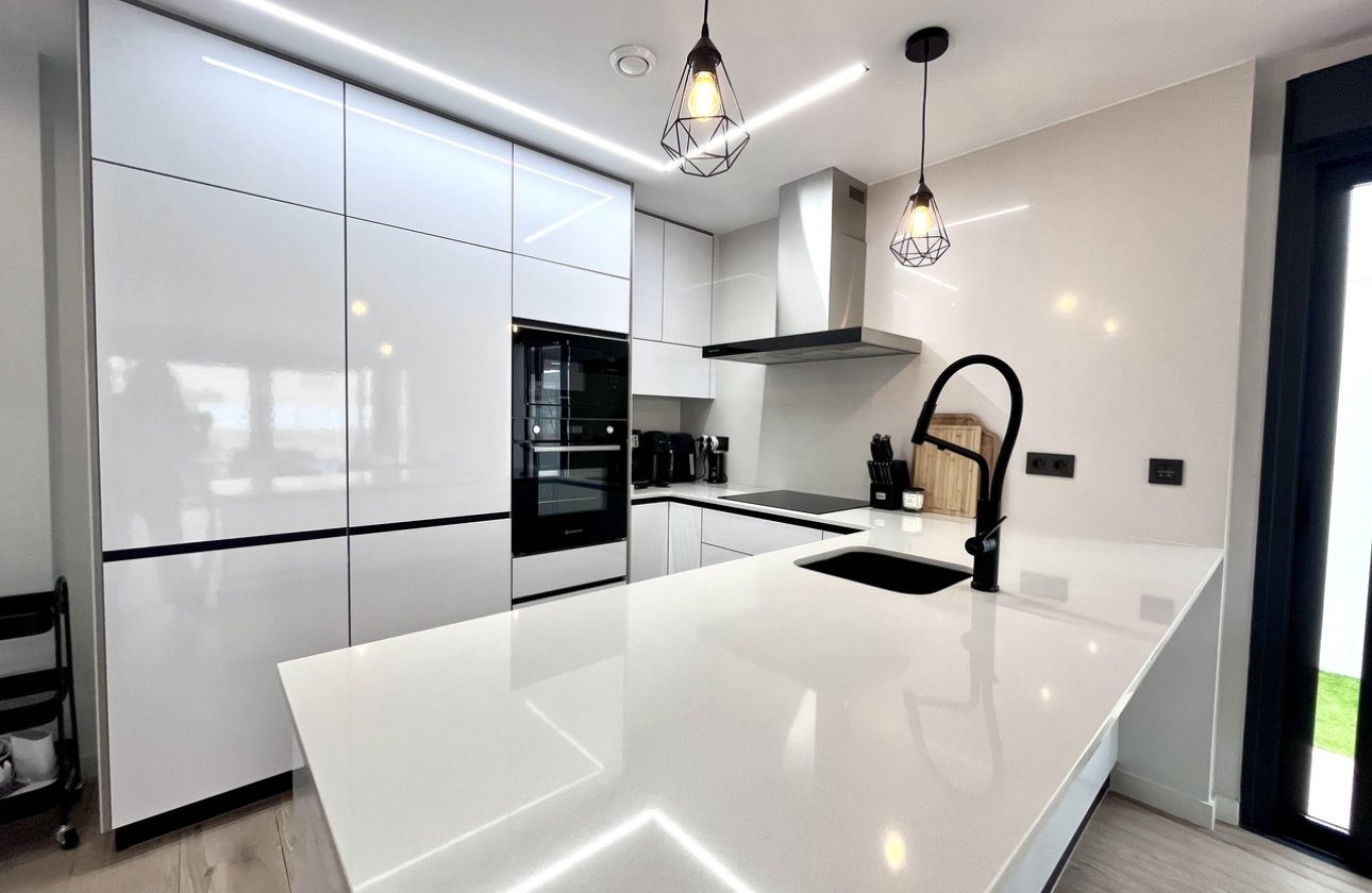 Resale - Villa -
Punta Prima - Costa Blanca