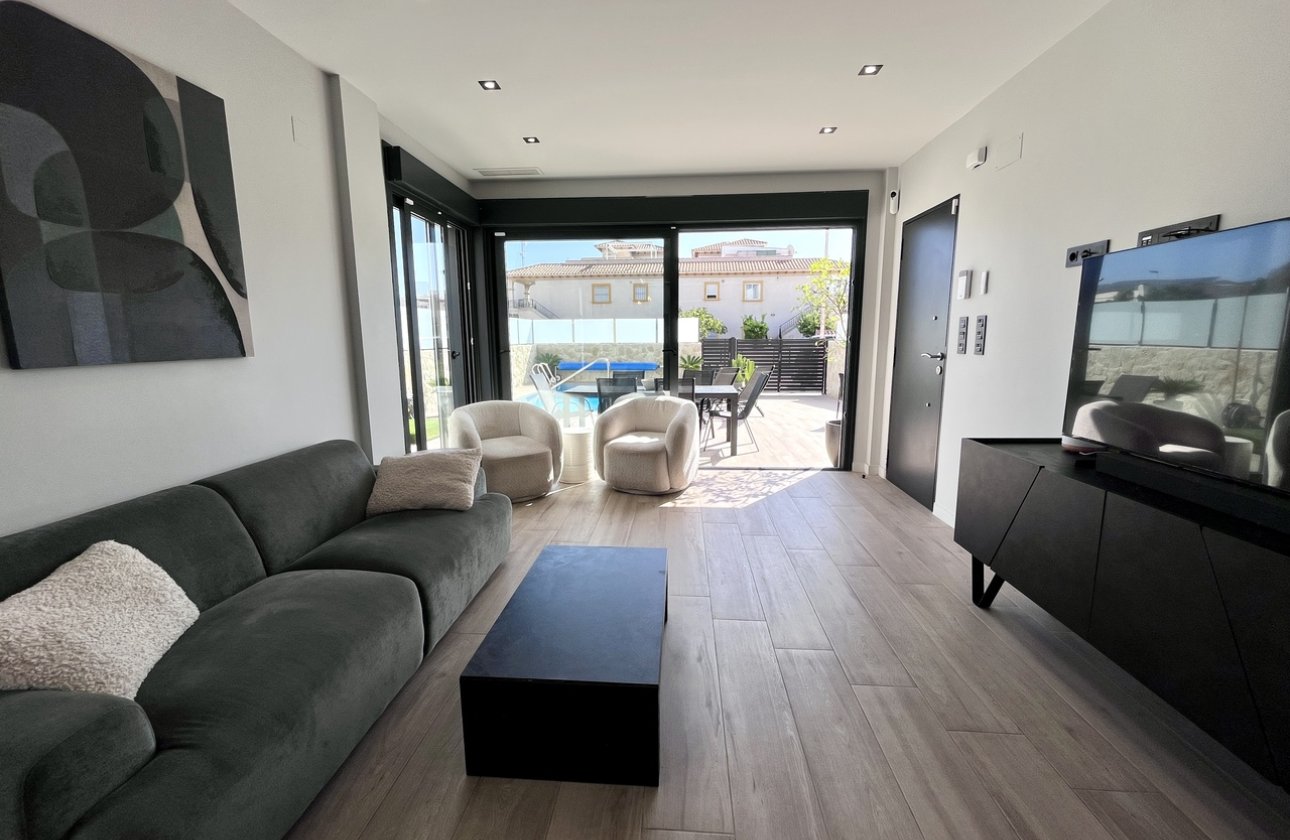 Resale - Villa -
Punta Prima - Costa Blanca