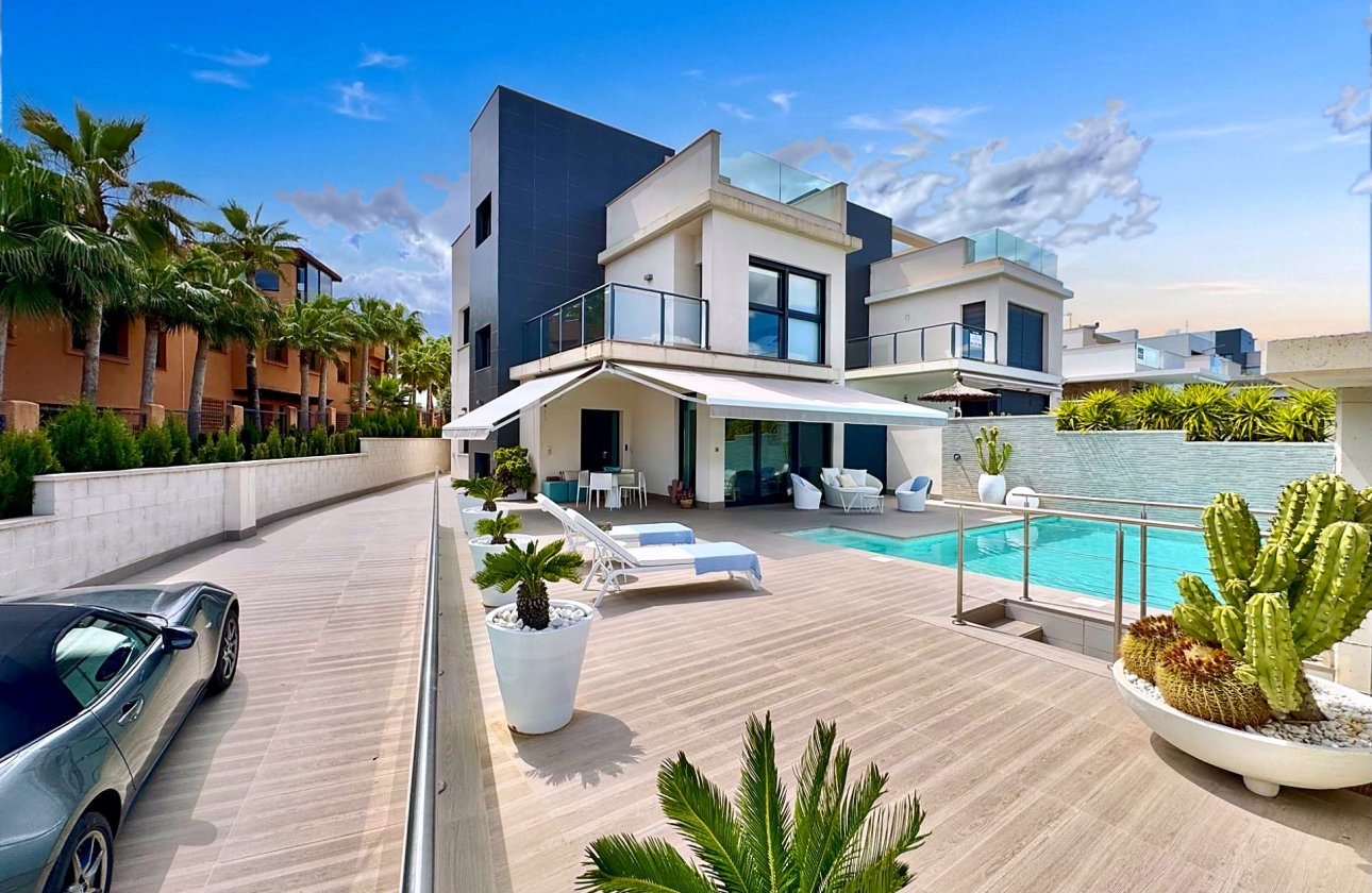 Resale - Villa -
San Miguel de Salinas - Bellavista