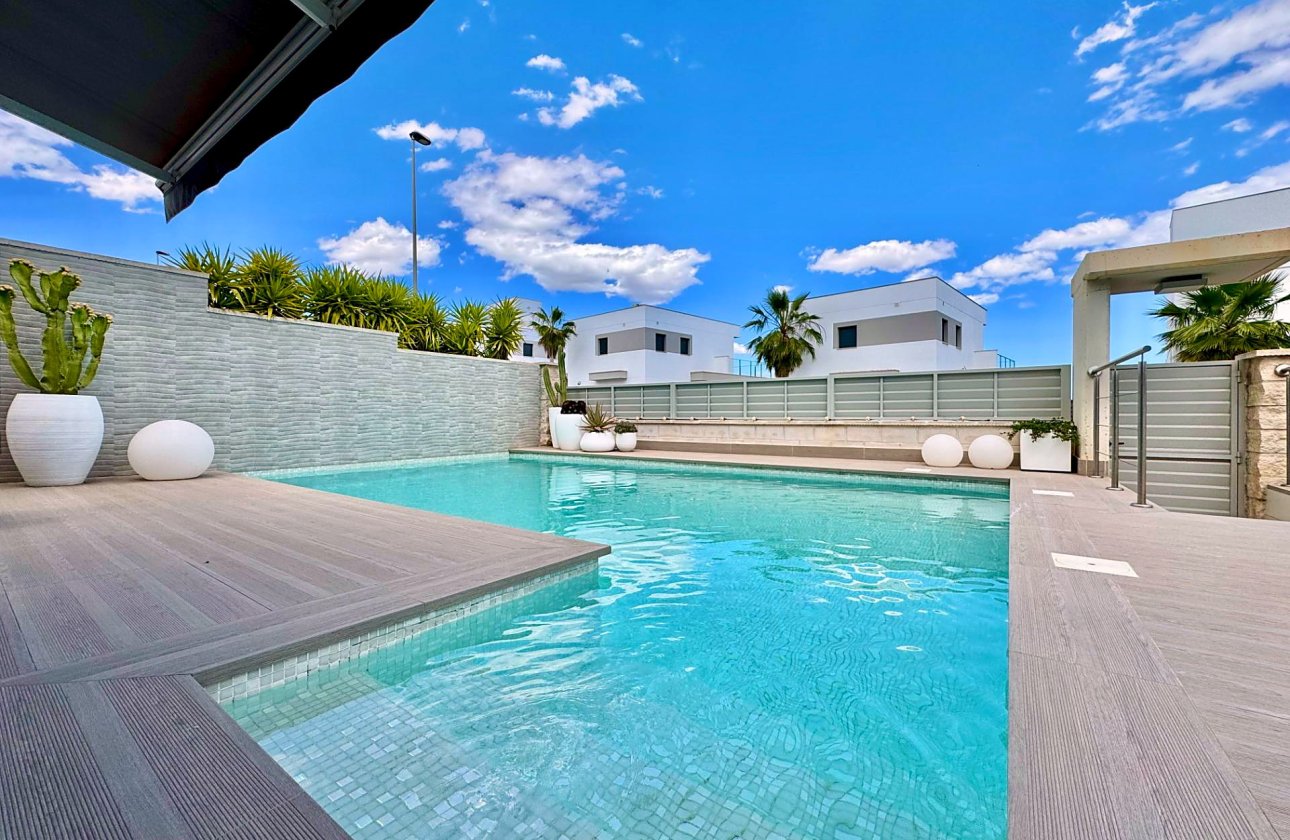 Resale - Villa -
San Miguel de Salinas - Bellavista