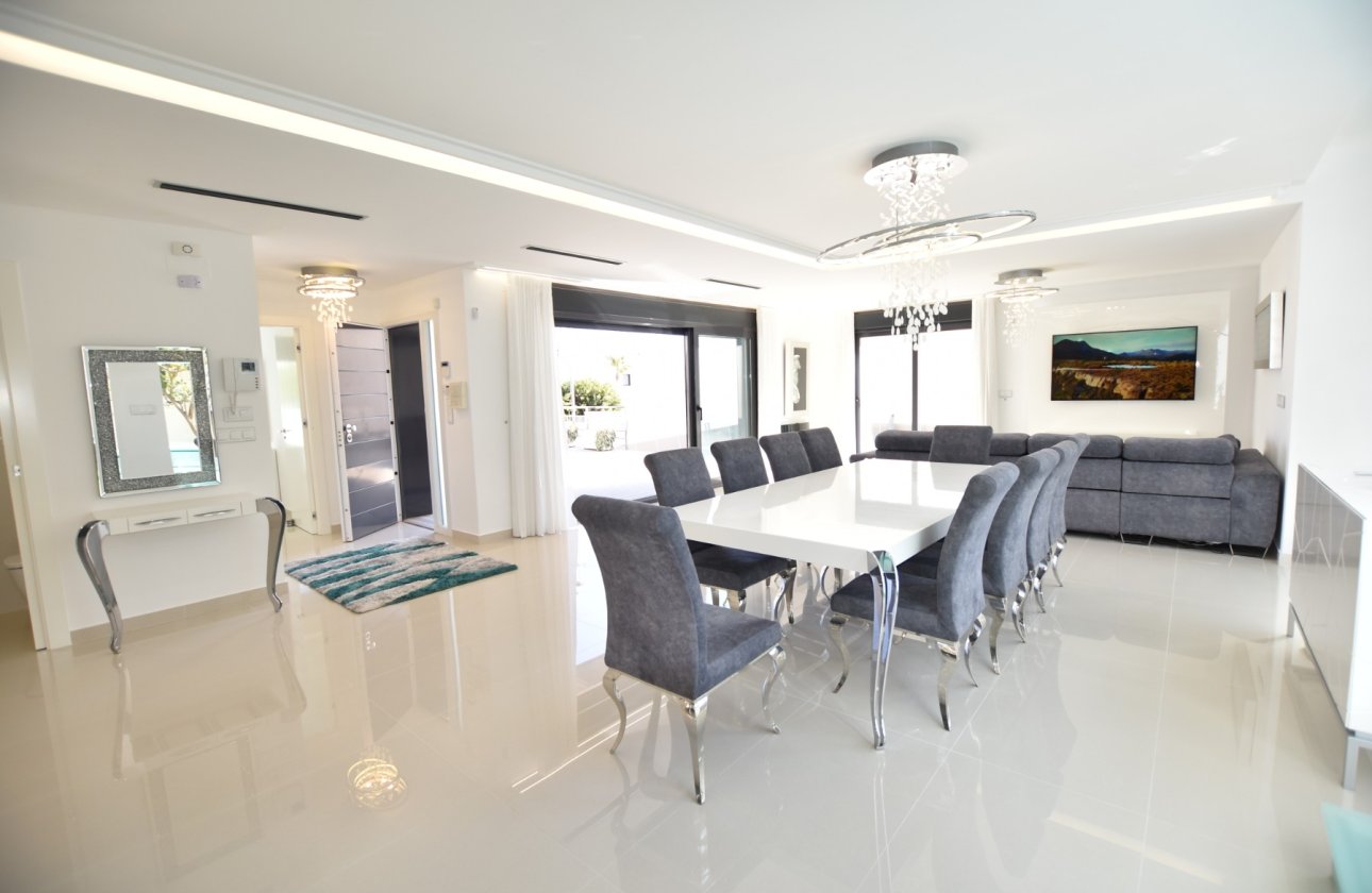 Resale - Villa -
San Miguel de Salinas - Inland