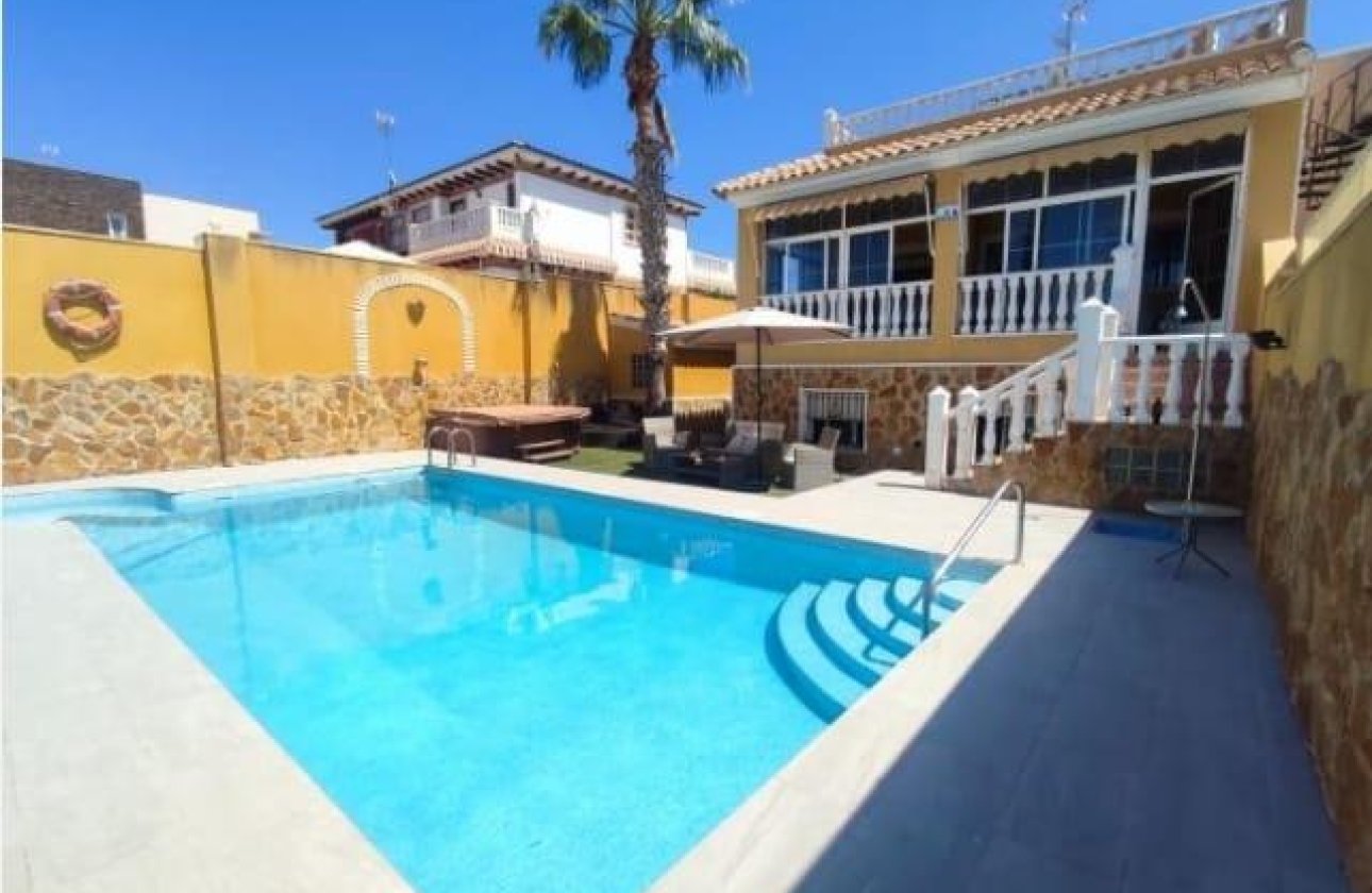 Resale - Villa -
Torrevieja - Aguas Nuevas