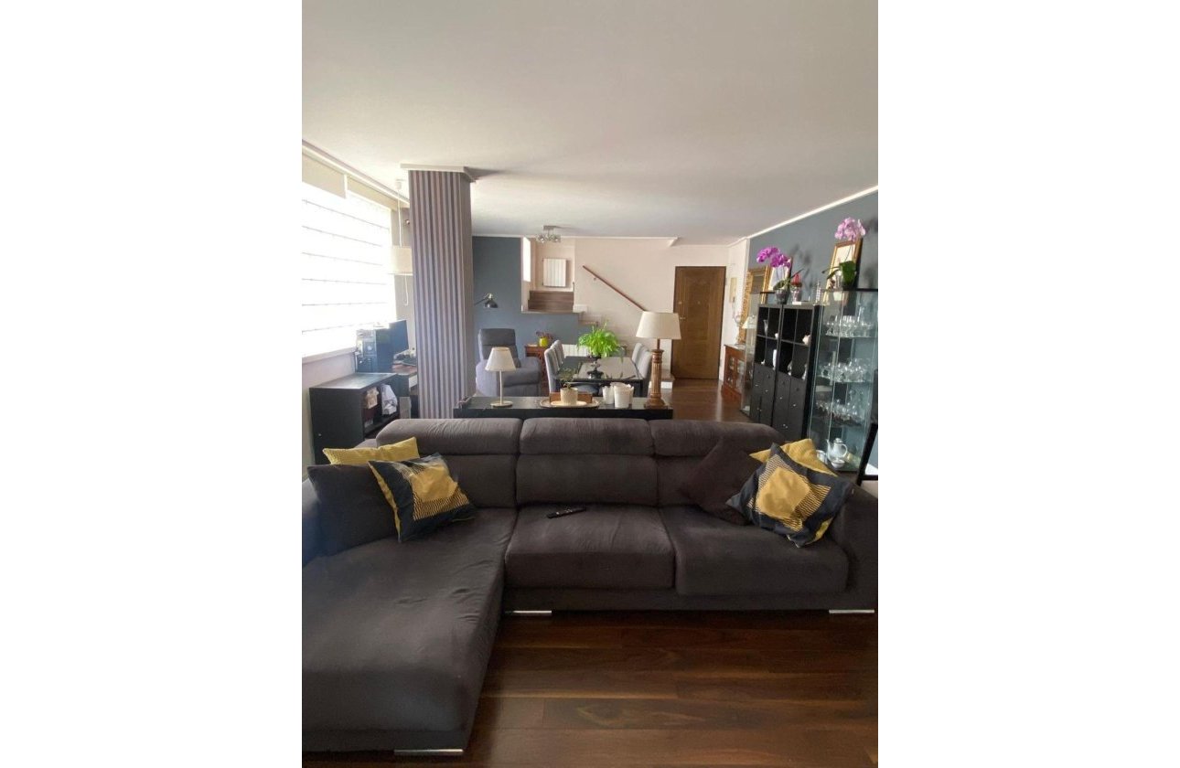 Resale - Villa -
Torrevieja - Centro - Muelle Pesquero