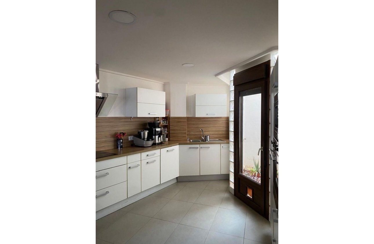 Resale - Villa -
Torrevieja - Centro - Muelle Pesquero