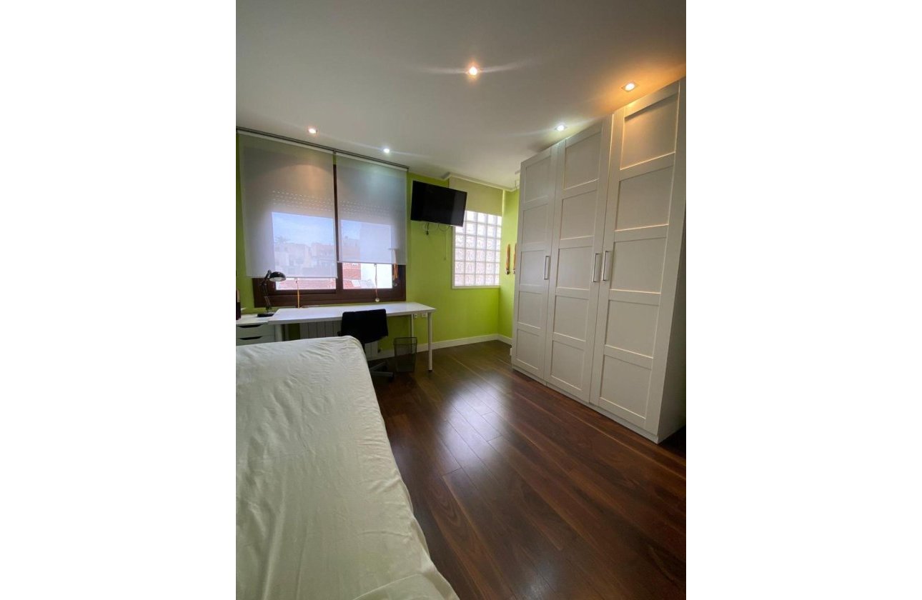 Resale - Villa -
Torrevieja - Centro - Muelle Pesquero