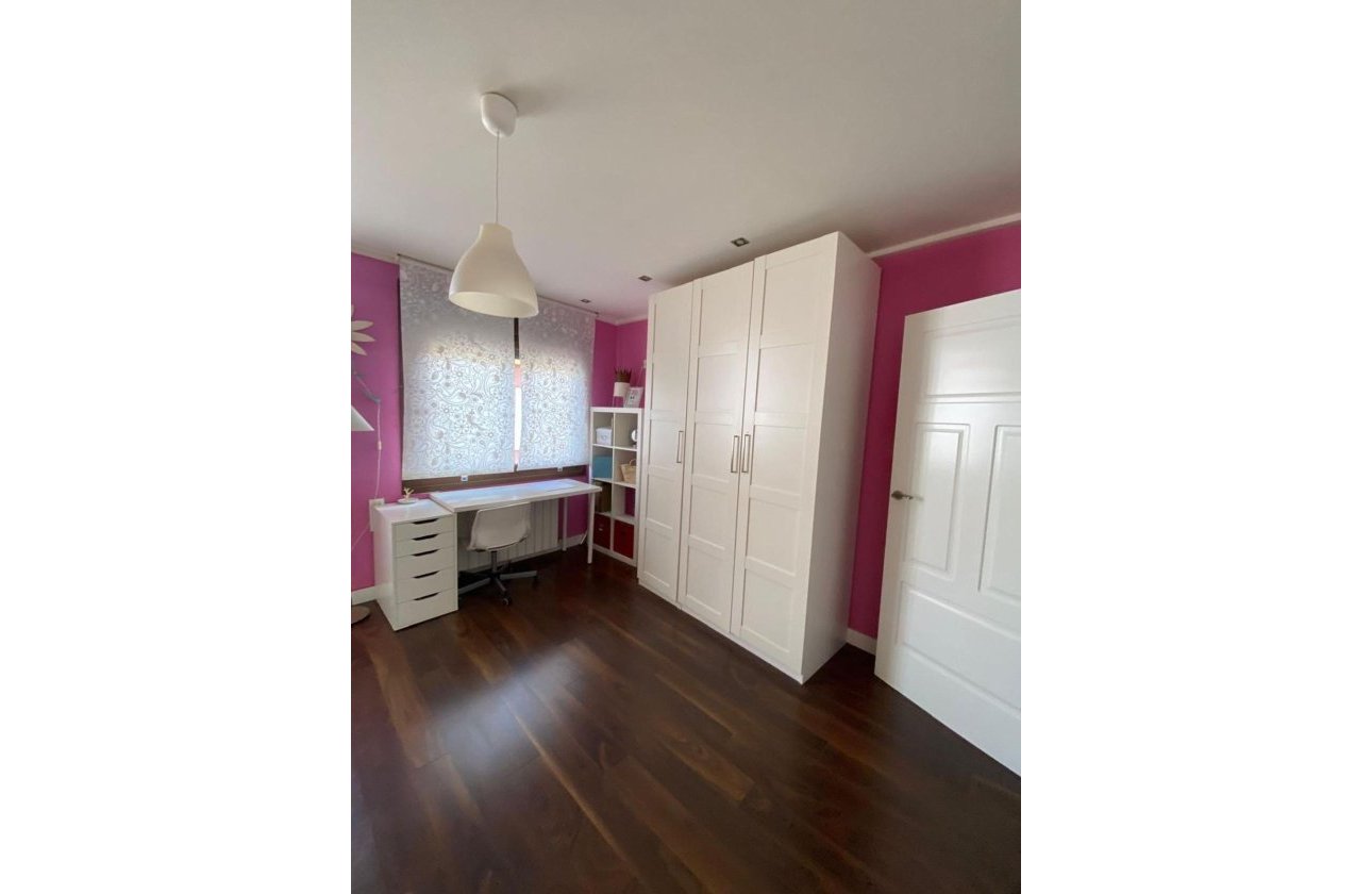 Resale - Villa -
Torrevieja - Centro - Muelle Pesquero