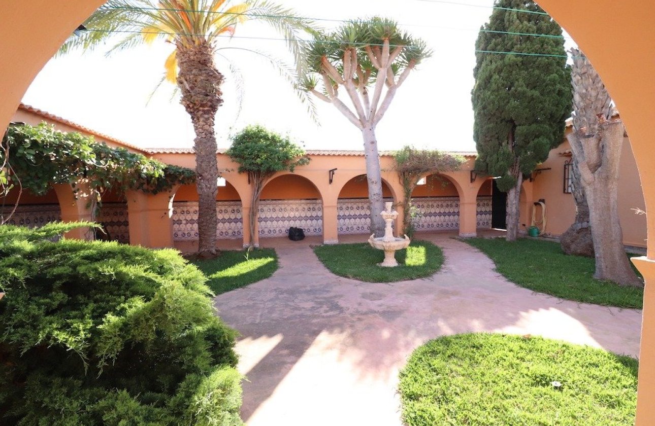 Resale - Villa -
Torrevieja - Costa Blanca