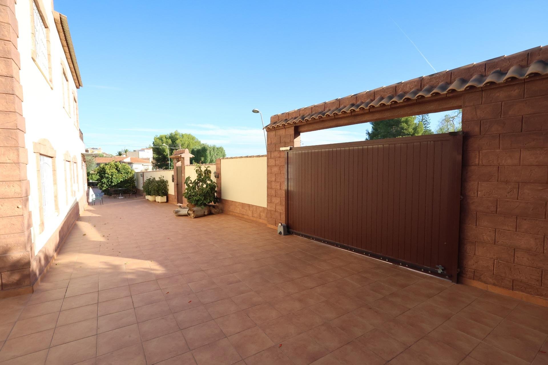 Resale - Villa -
Torrevieja - Costa Blanca