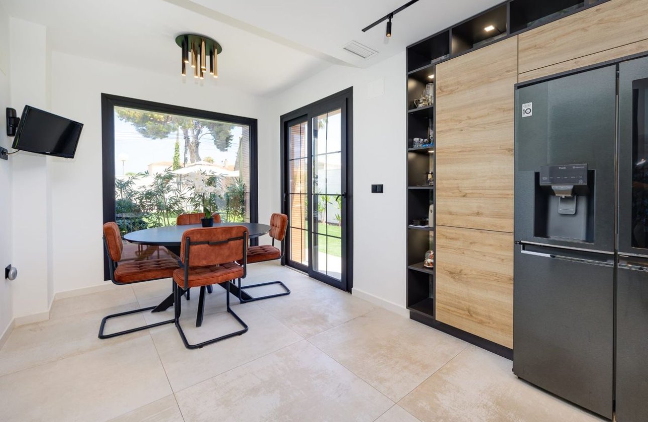 Resale - Villa -
Torrevieja - Costa Blanca