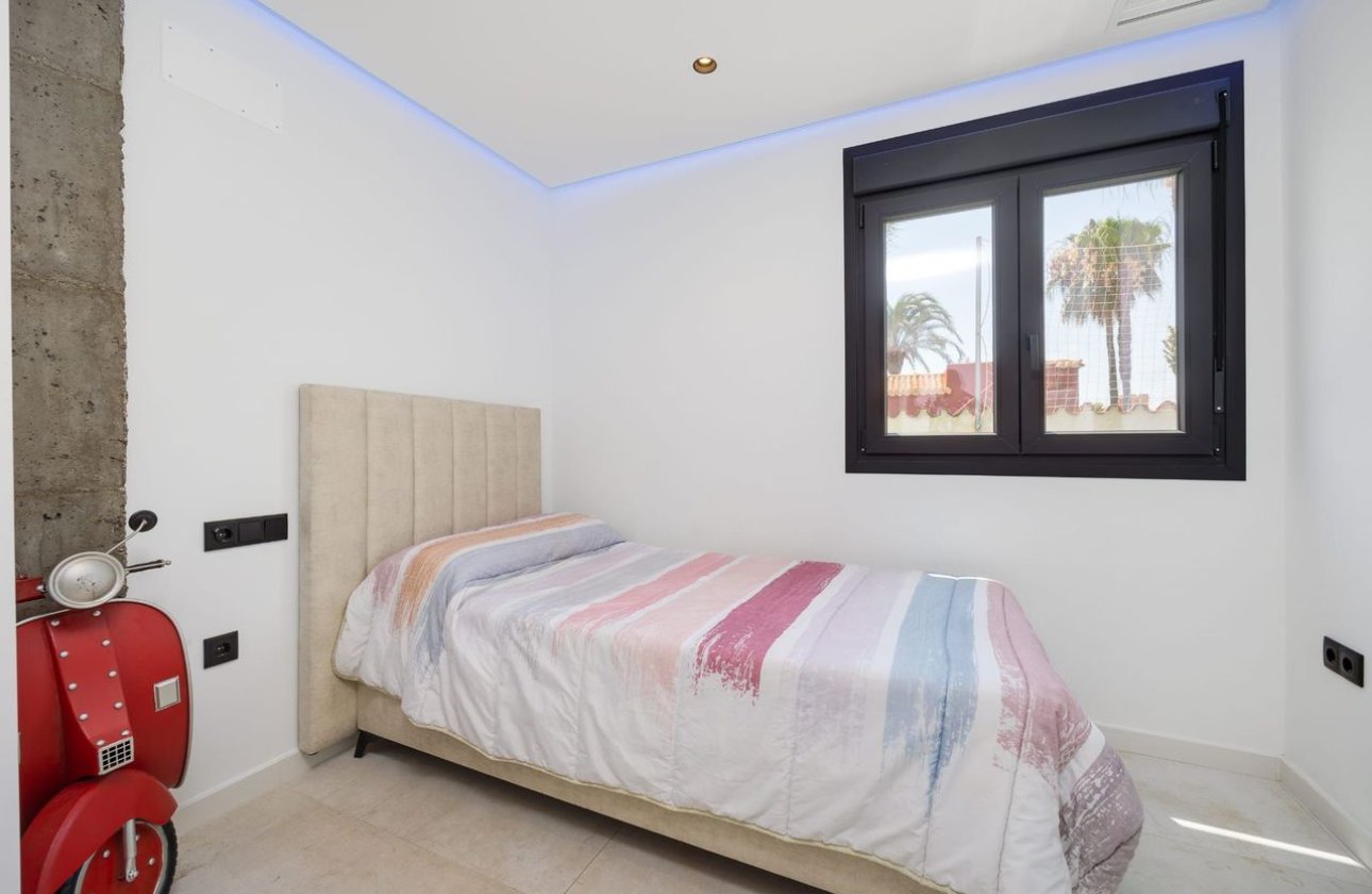 Resale - Villa -
Torrevieja - Costa Blanca