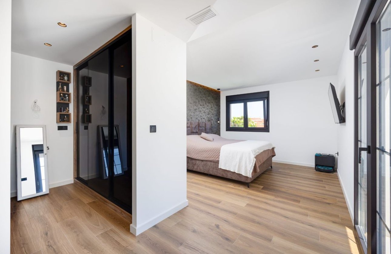 Resale - Villa -
Torrevieja - Costa Blanca