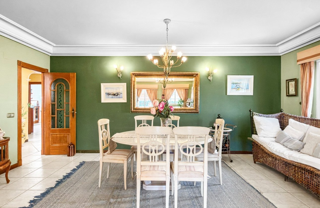 Resale - Villa -
Torrevieja - Costa Blanca