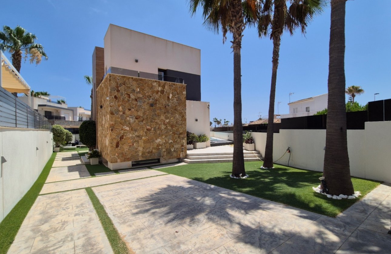 Resale - Villa -
Torrevieja - Costa Blanca