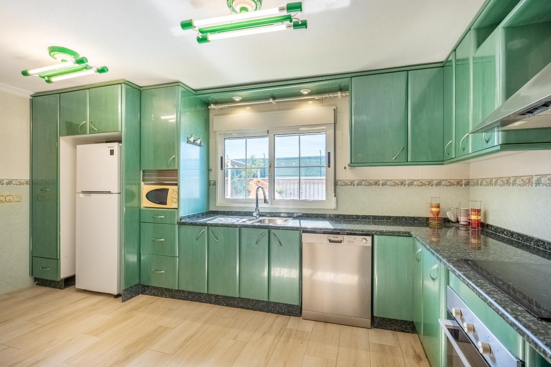 Resale - Villa -
Torrevieja - El Chaparral