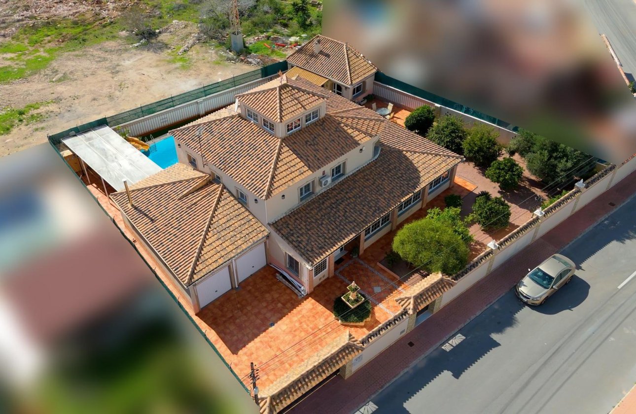 Resale - Villa -
Torrevieja - El Chaparral