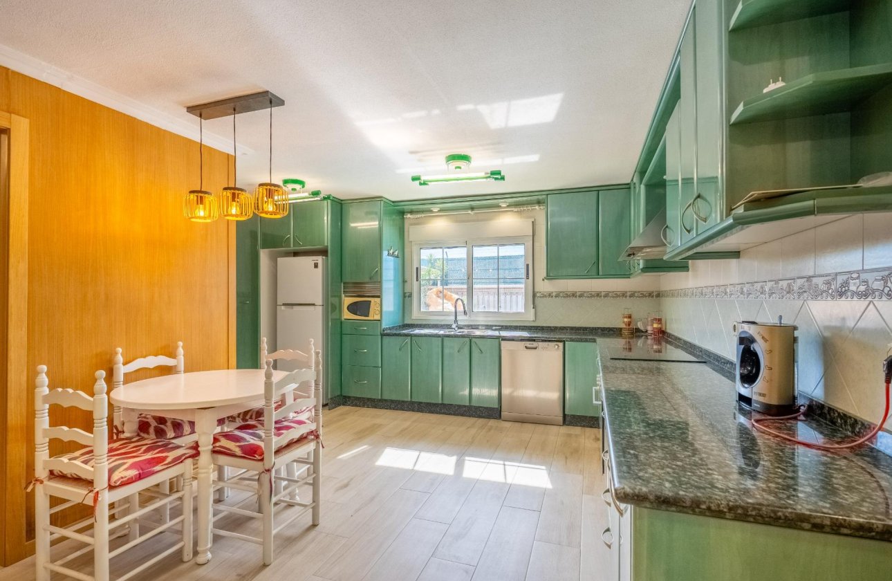 Resale - Villa -
Torrevieja - El Chaparral