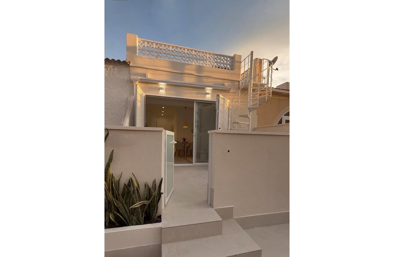 Resale - Villa -
Torrevieja - El Chaparral