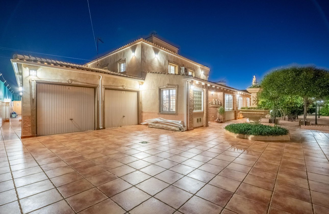 Resale - Villa -
Torrevieja - El Chaparral