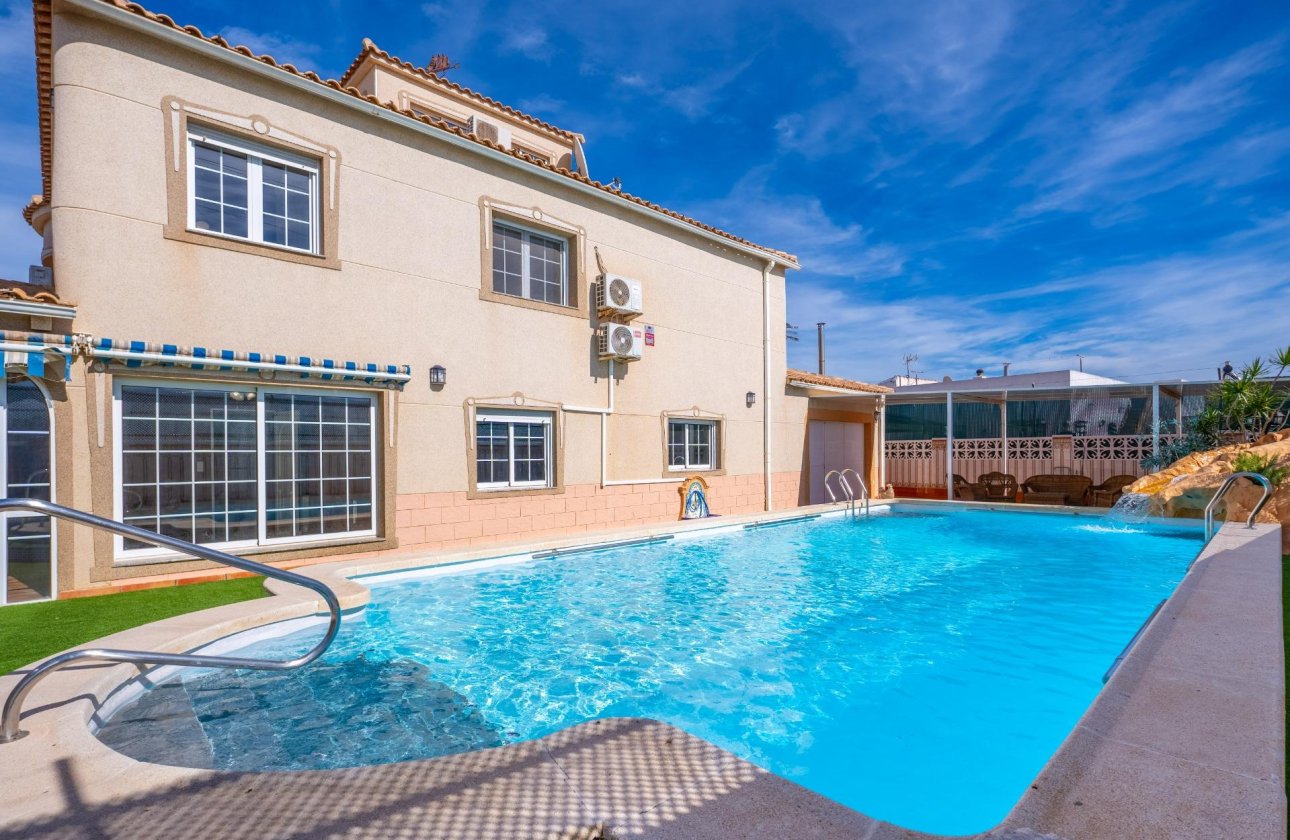 Resale - Villa -
Torrevieja - El Chaparral