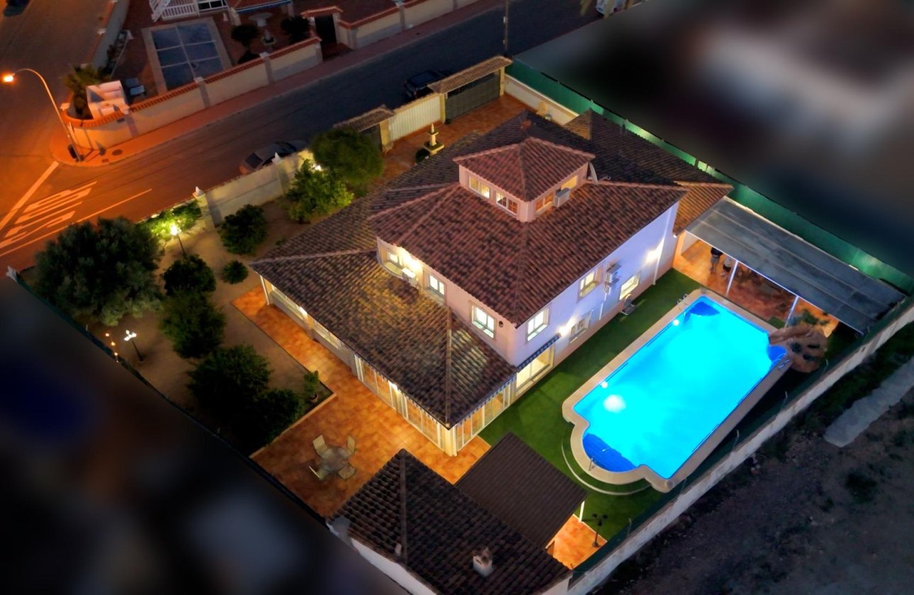 Resale - Villa -
Torrevieja - El Chaparral