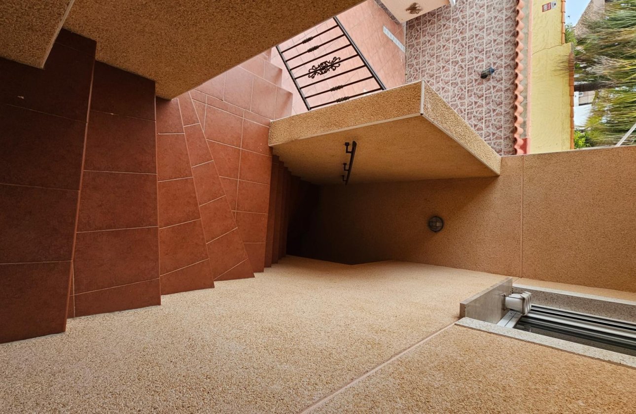 Resale - Villa -
Torrevieja - El Chaparral