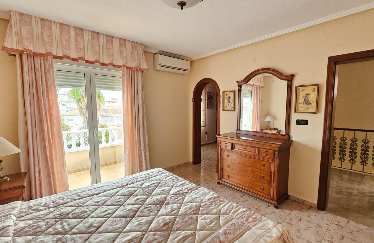 Resale - Villa -
Torrevieja - El Chaparral