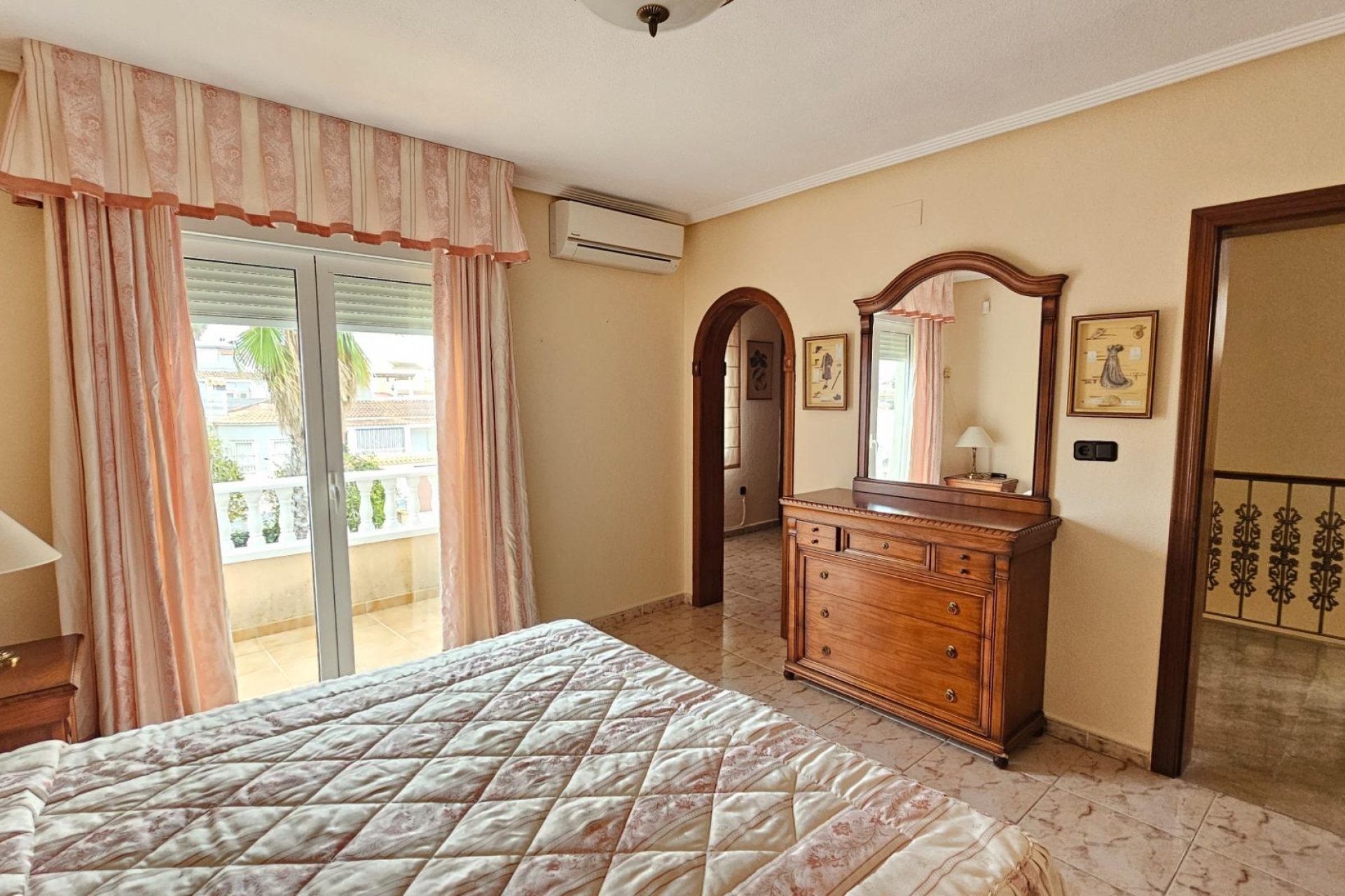 Resale - Villa -
Torrevieja - El Chaparral