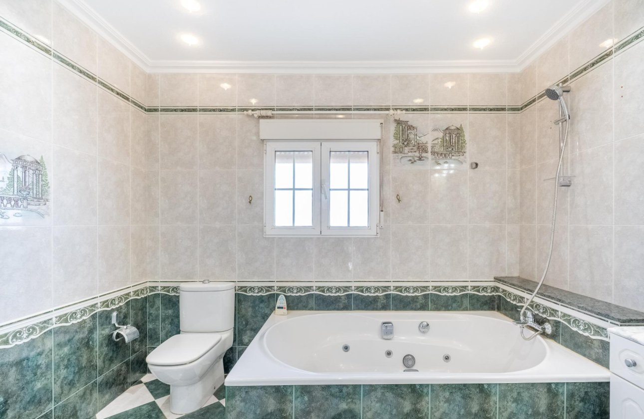 Resale - Villa -
Torrevieja - El Chaparral