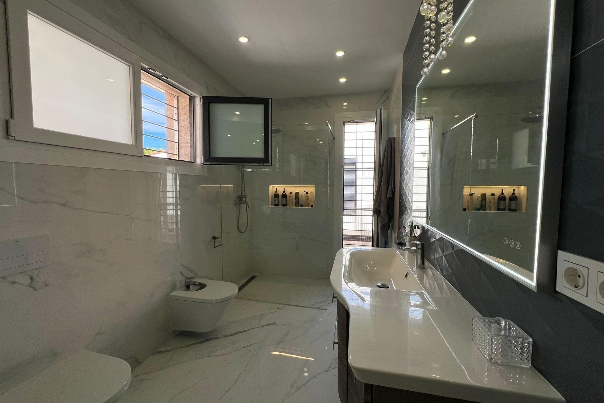 Resale - Villa -
Torrevieja - La Mata