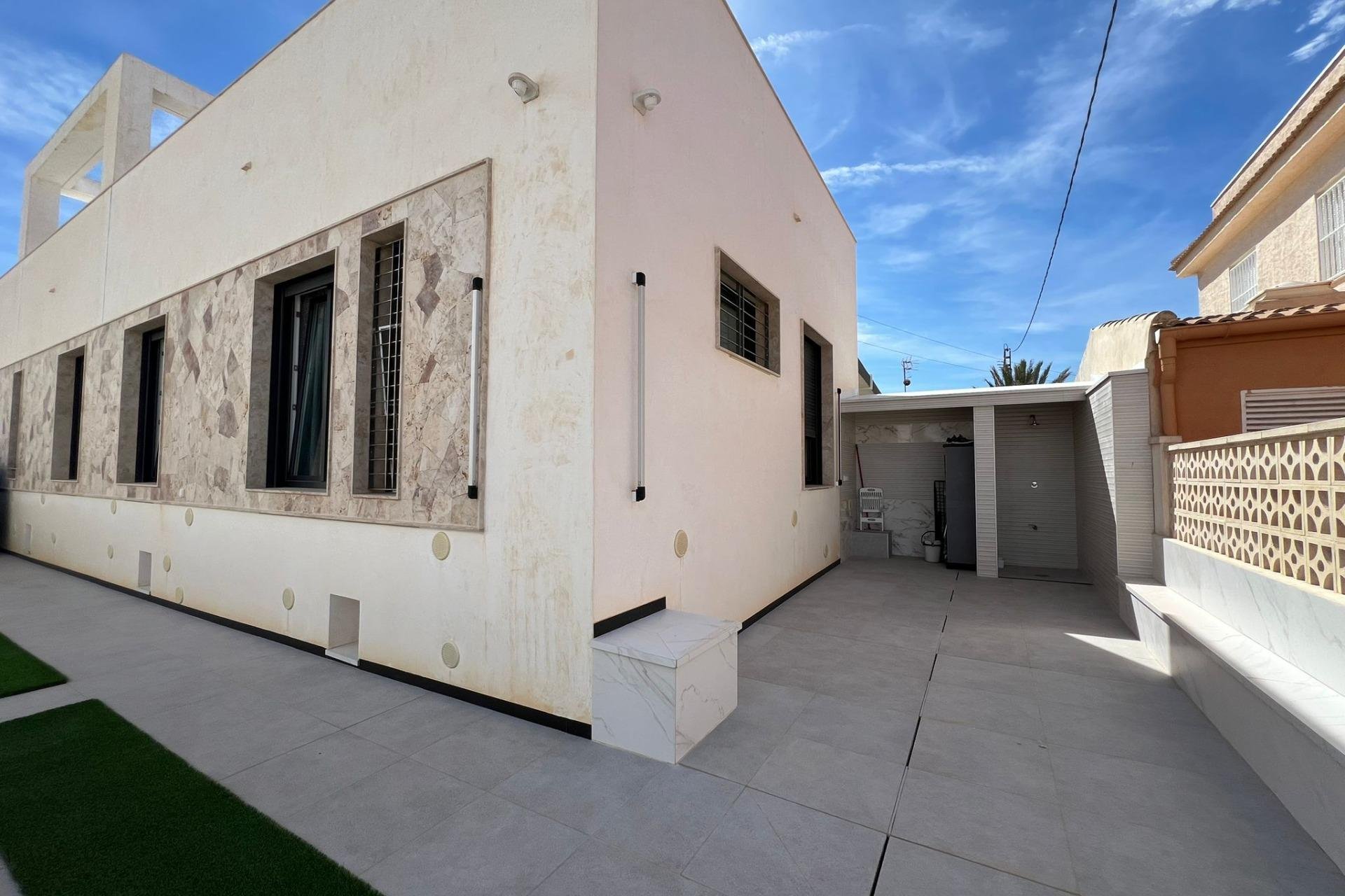 Resale - Villa -
Torrevieja - La Mata