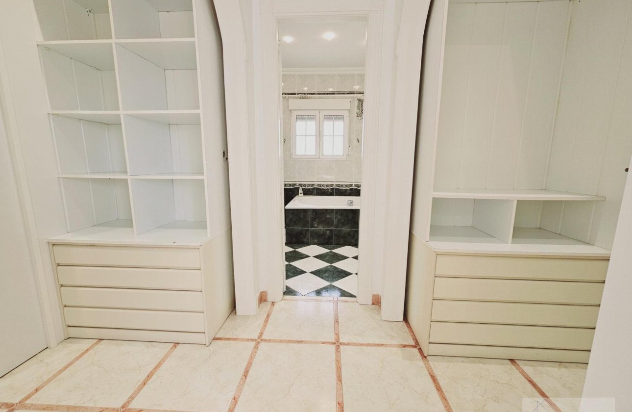 Resale - Villa -
Torrevieja - La Siesta - El Salado - Torreta