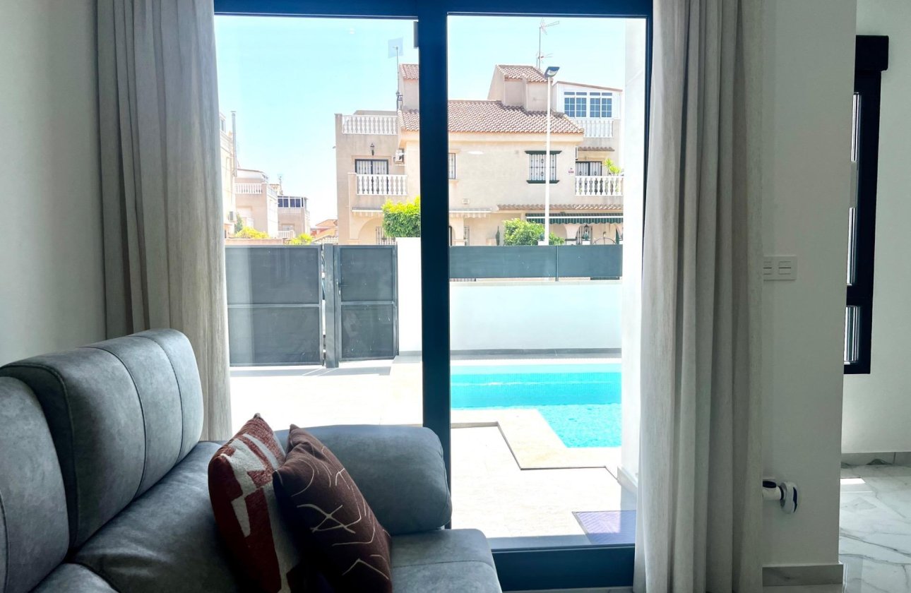 Resale - Villa -
Torrevieja - La Siesta - El Salado - Torreta