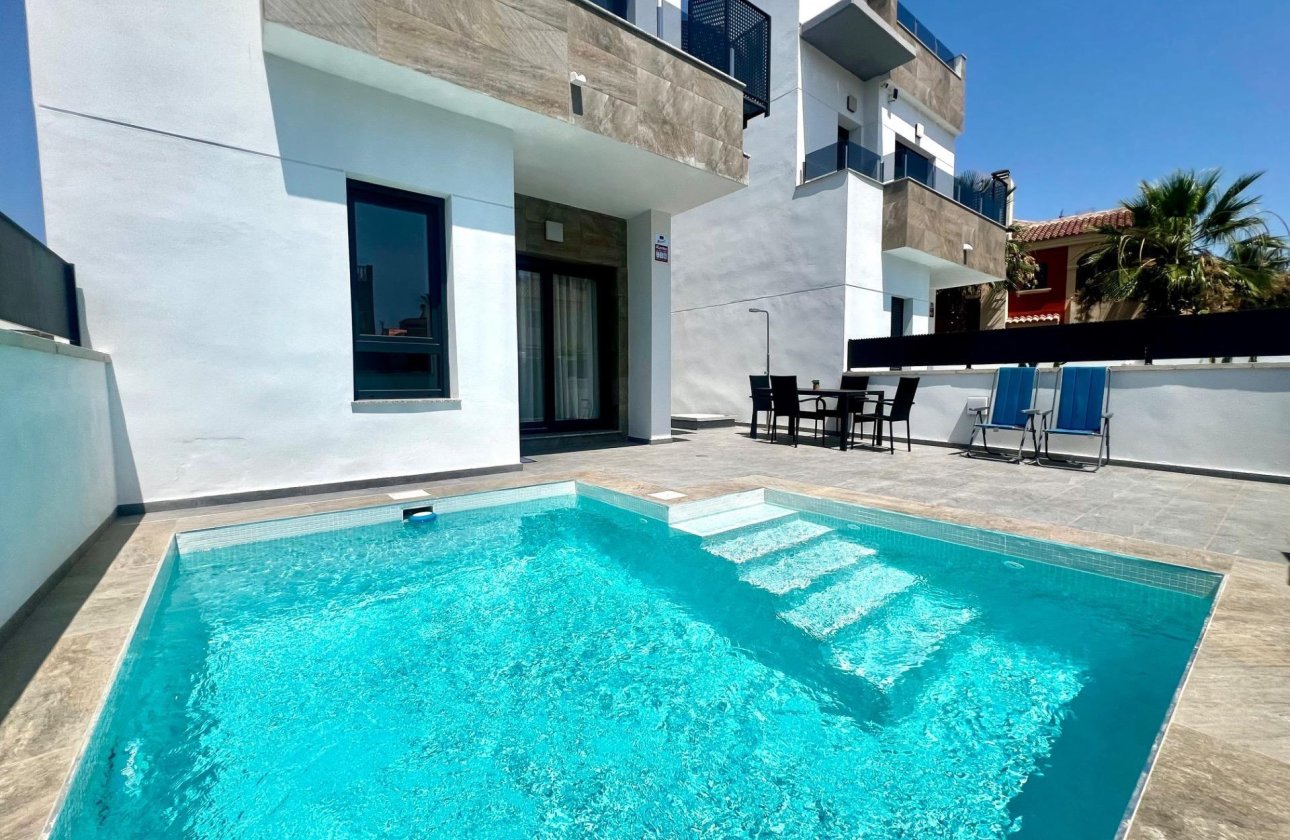 Resale - Villa -
Torrevieja - La Siesta - El Salado - Torreta