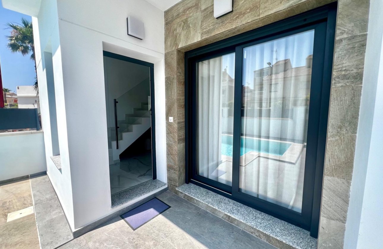 Resale - Villa -
Torrevieja - La Siesta - El Salado - Torreta